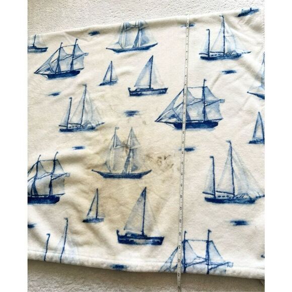 Luxe soft blue and white nautical sail boat beach towel - used - Picture 6 of 8